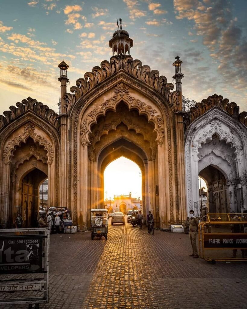 1. बड़ा इमामबाड़ा (Bara Imambara)